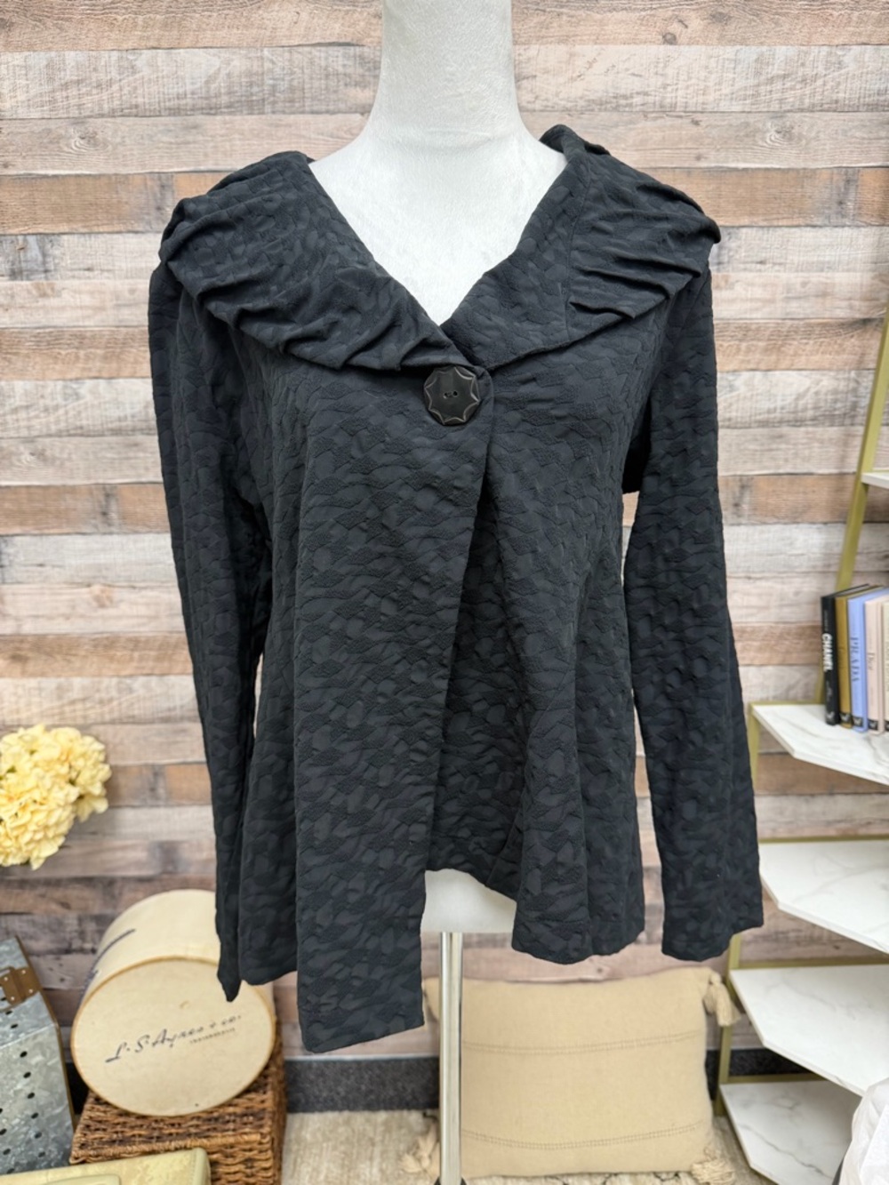 Niche by Nilgun Derman Black Textured Button Blazer Medium